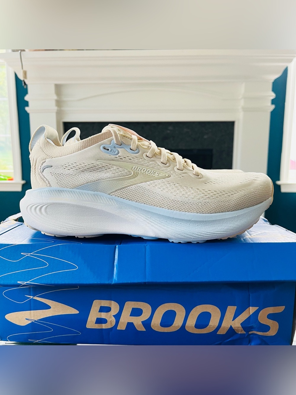 Sz 9 Brooks Women's Adrenaline GTS 25 Sand/Coconut/Skyway